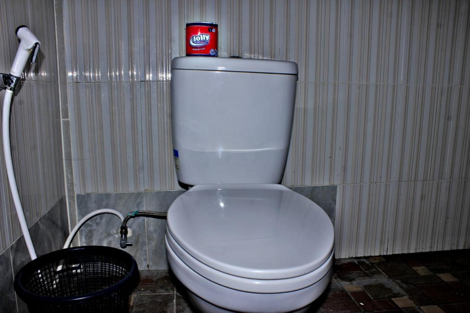 Barrel Homestay Areguling Kuta  Buitenkant foto